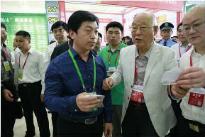 第23屆茶文化節(jié)，原河南省委書記，中紀(jì)委常務(wù)副書記候宗賓到賢峰茶葉展廳指導(dǎo)，品鑒賢峰茗茶